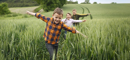 enfants se baladant dans les champs