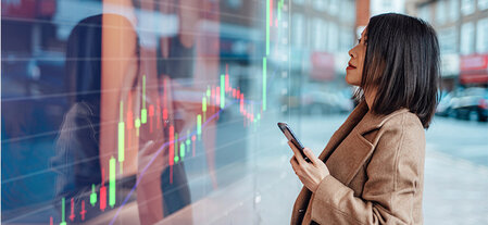 Femme qui regarde les cours de Bourse sur un écran